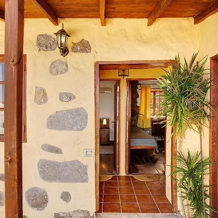 House Sleeps6-parking-garden-pool In Summer-pet Villa